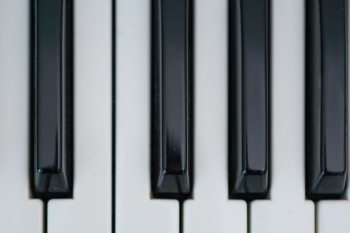 Country Superstar Flips Piano Amid Technical Difficulties During Performance