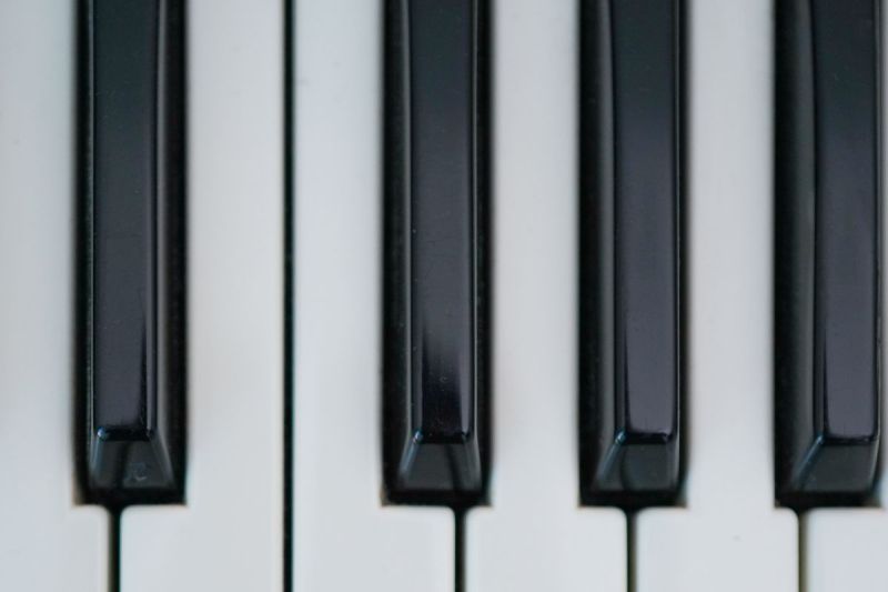 country-superstar-flips-piano-amid-technical-difficulties-during-performance