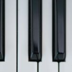 country-superstar-flips-piano-amid-technical-difficulties-during-performance