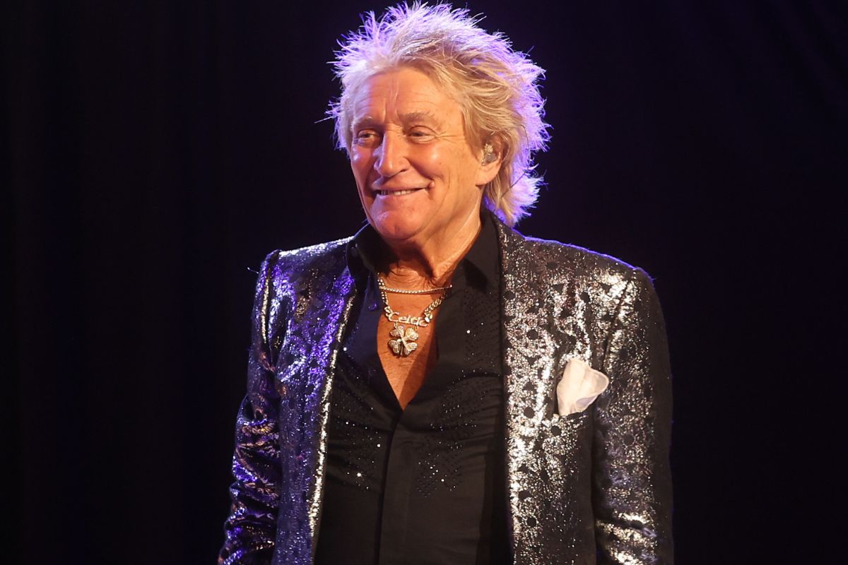 Rod Stewart Uses Oxygen Tank Mid-Concert in Concerning Clip