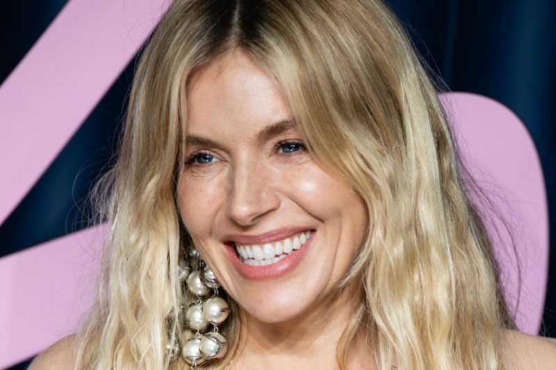 sienna-miller-reveals-2-pieces-of-huge-family-news