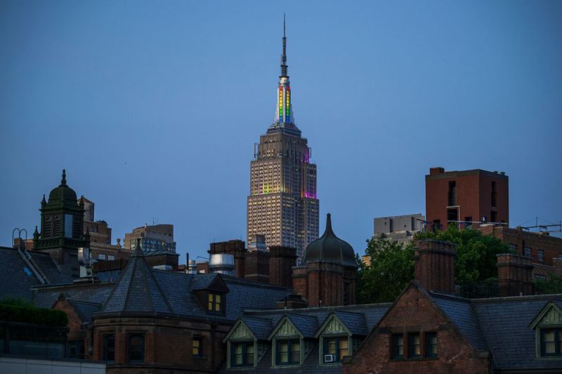 2-people-climb-empire-state-building-spire