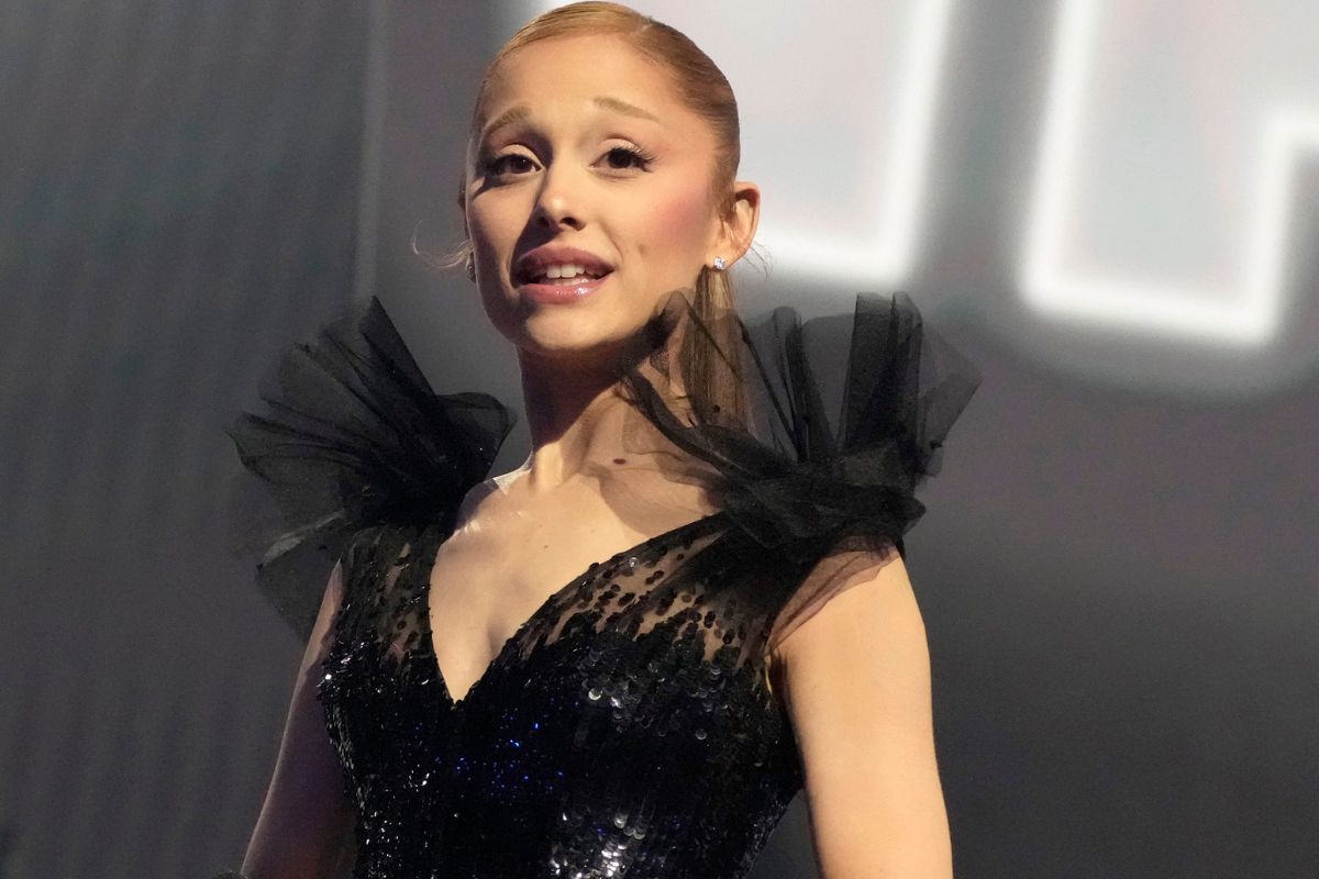 Ariana Grande Experiences Technical Issues In Front of Thousands of Fans
