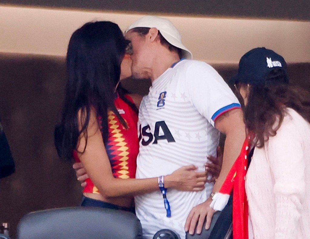 brad-pitt-packs-on-pda-with-much-younger-girlfriend-at-star-studded-event.
