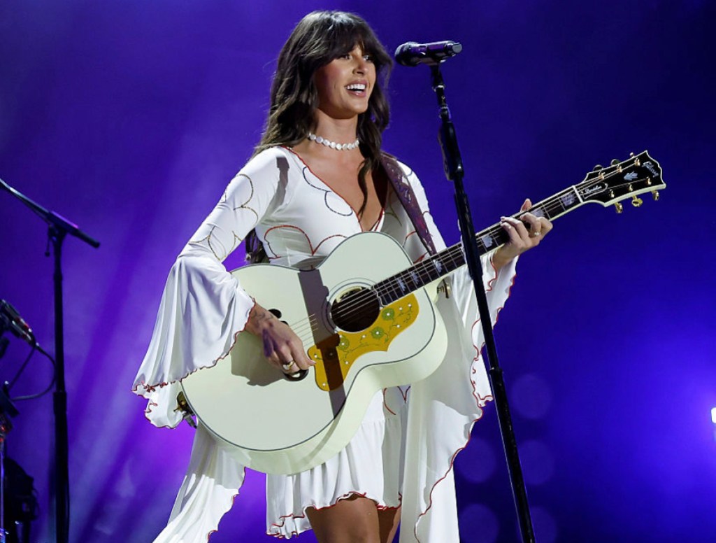 choosin-texas-singer-ella-langley-suffers-wardrobe-malfunction-during-concert