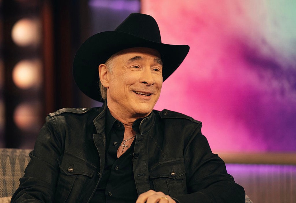 country-music-legend-returns-to-stage-after-worrying-hospitalization