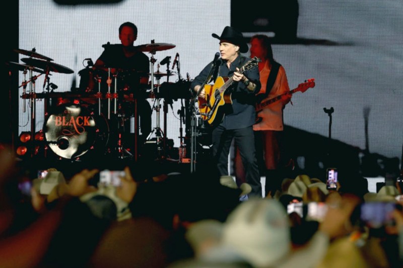 country-music-legend-returns-to-stage-after-worrying-hospitalization