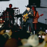 country-music-legend-returns-to-stage-after-worrying-hospitalization