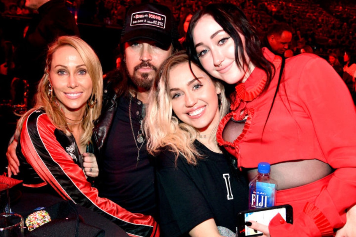 cyrus-family-member-suffers-embarassing-fall-during-concert.