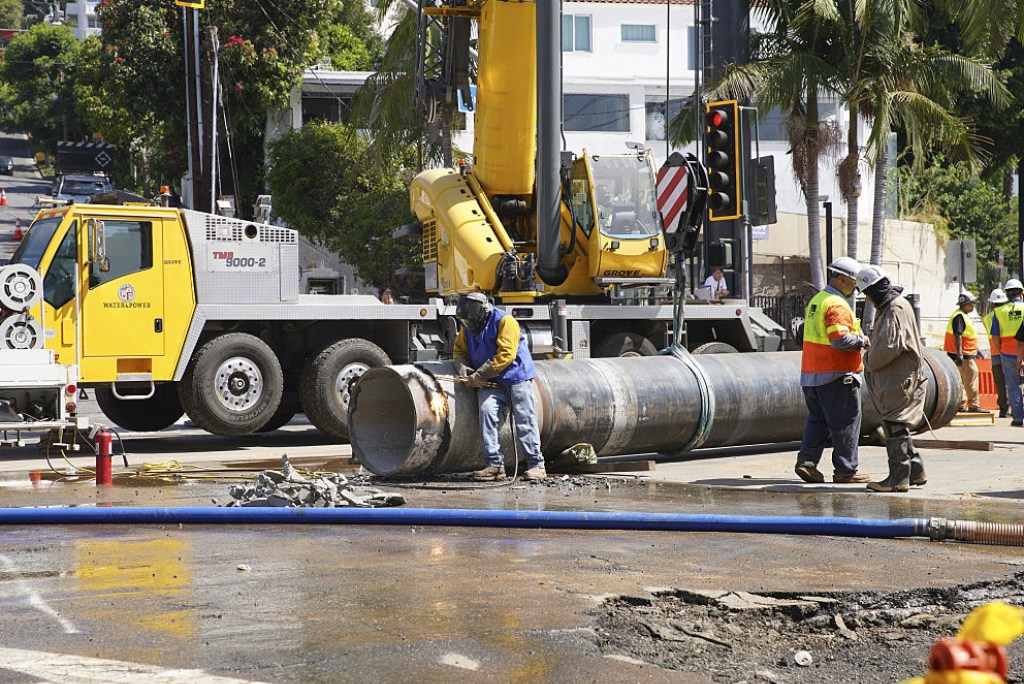 hollywood-floods-after-massive-water-main-break-sink-hole-reported
