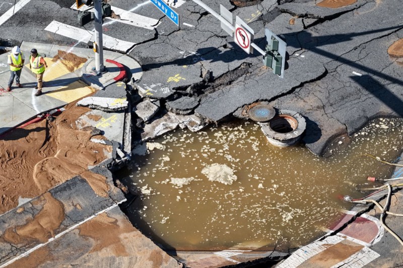 hollywood-floods-after-massive-water-main-break-sink-hole-reported