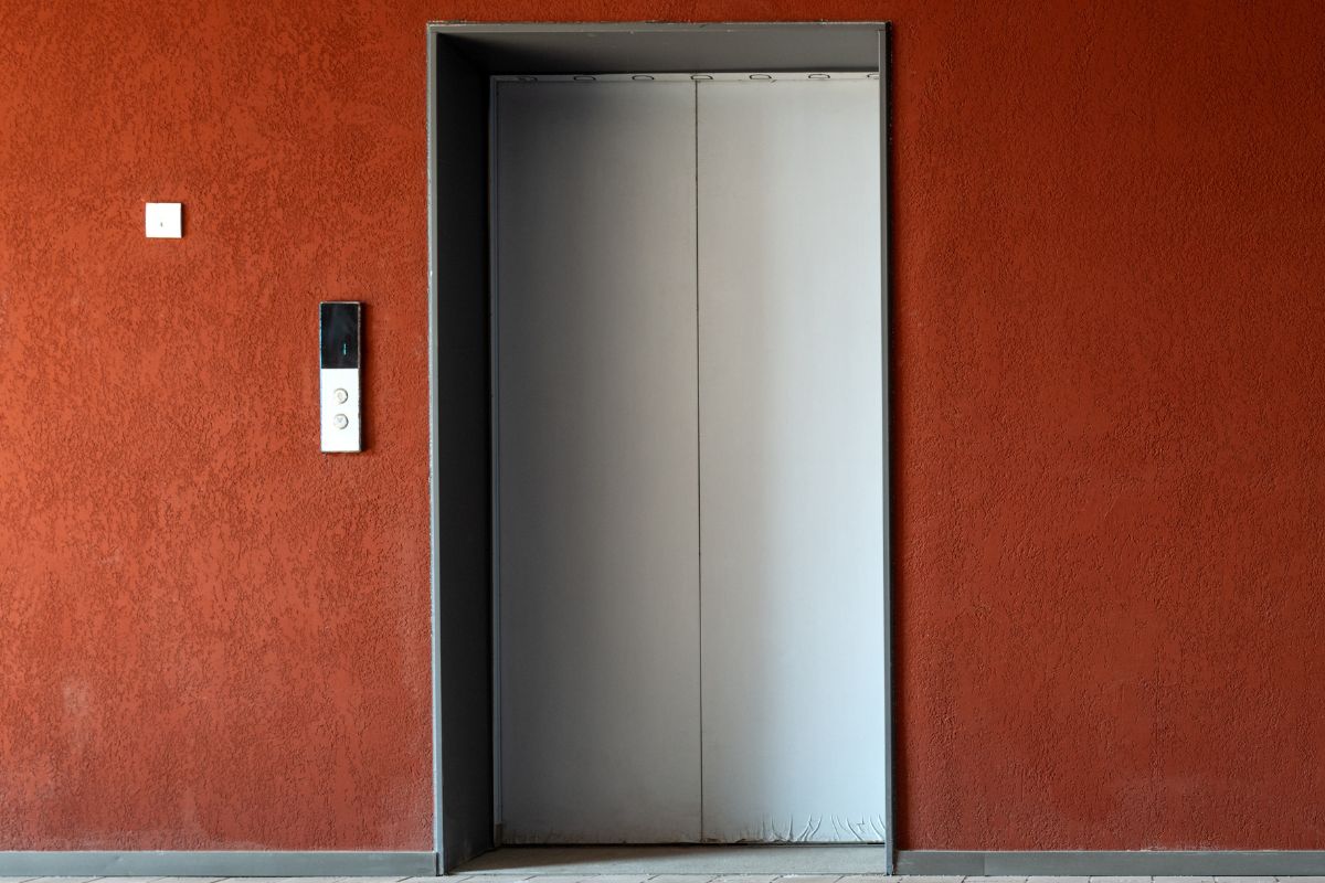 hollywood-legends-rescue-trap-museum-elevator