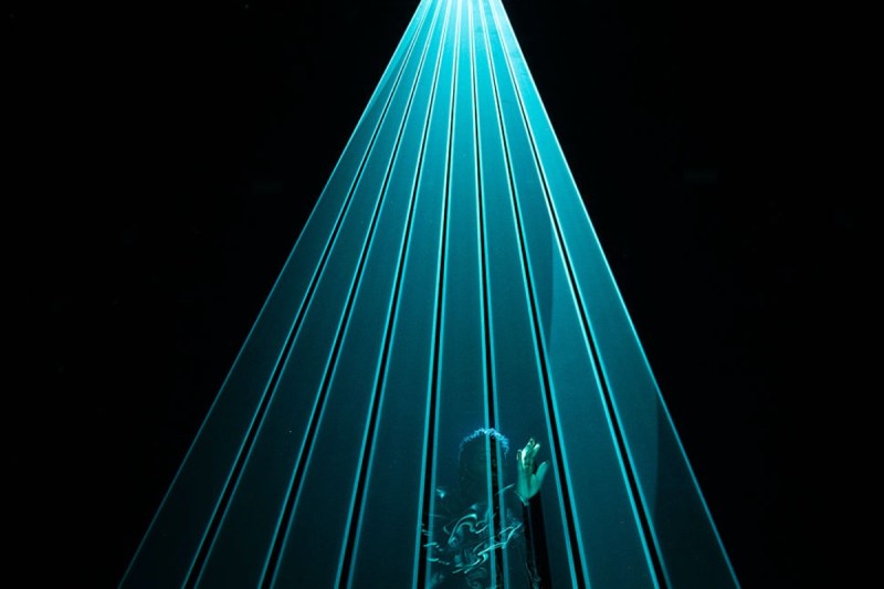 late-country-music-legend-revived-as-hologram