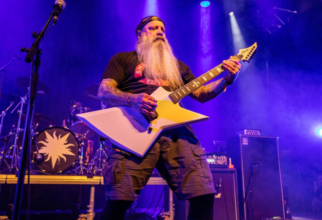 metal-legends-cancel-tour-over-frontmans-spinal-issue