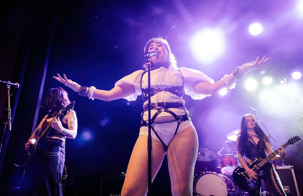 musician-suffers-painful-injury-mid-tour-but-vows-to-rock-regardless