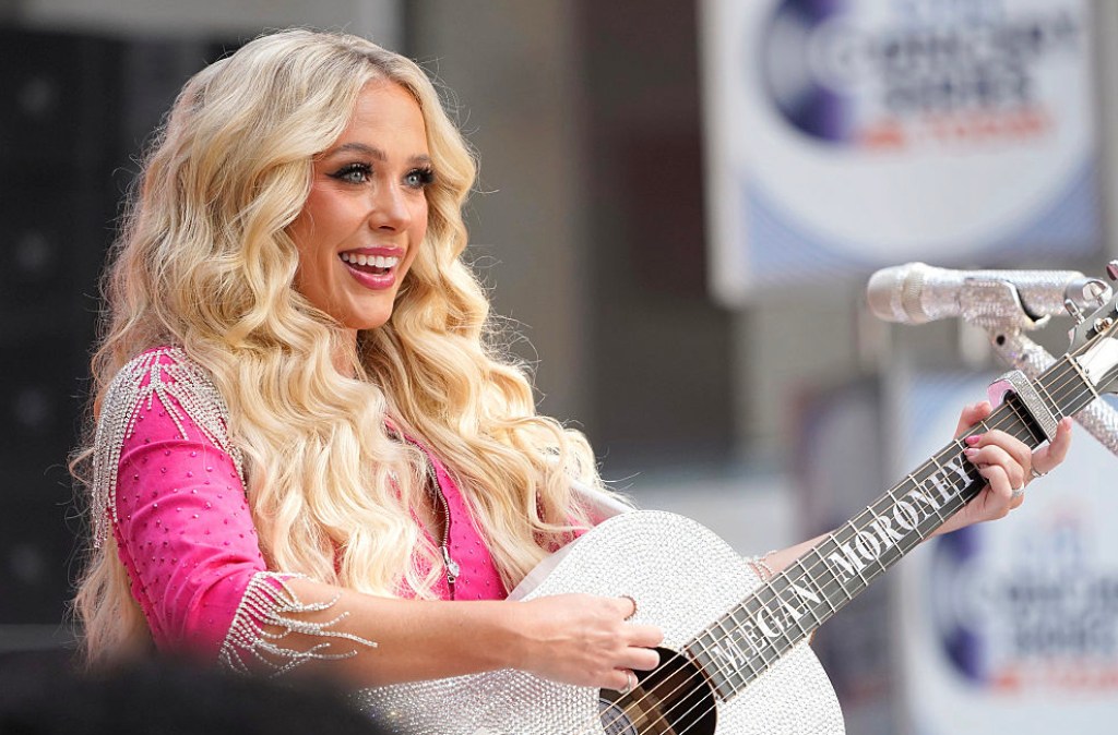 popular-country-singer-stops-concert-after-3-songs-due-to-illness