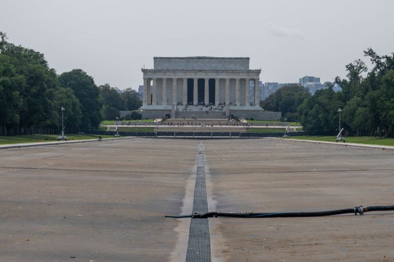 trump-lincoln-reflecting-pool-vandalism1