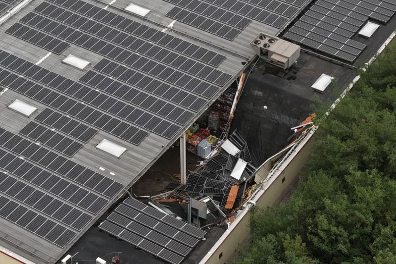 watch-popular-grocery-stores-roof-caves-in-with-shoppers-inside