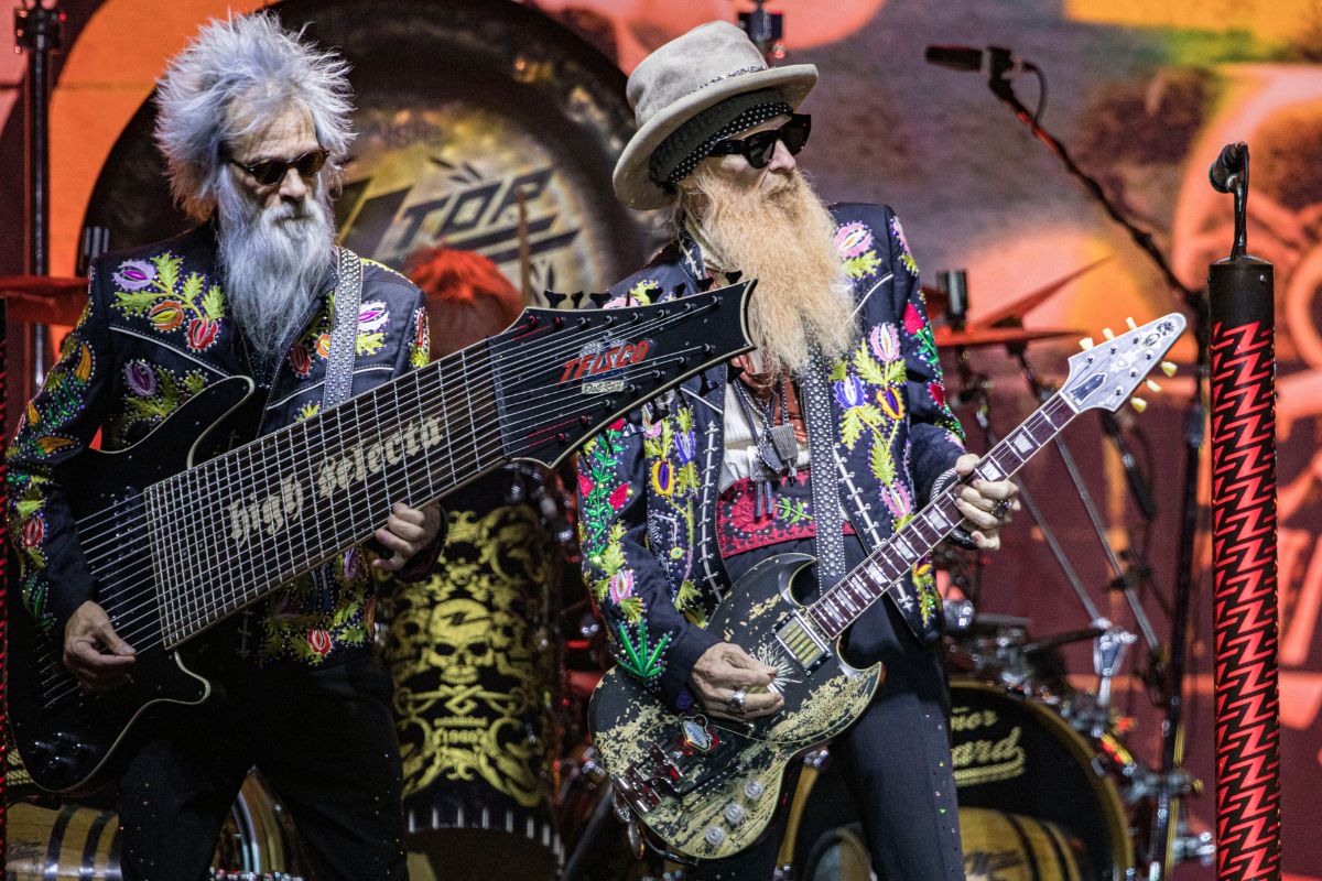 watch-zz-top-rocker-shreds-with-the-biggest-bass-youve-ever-seen