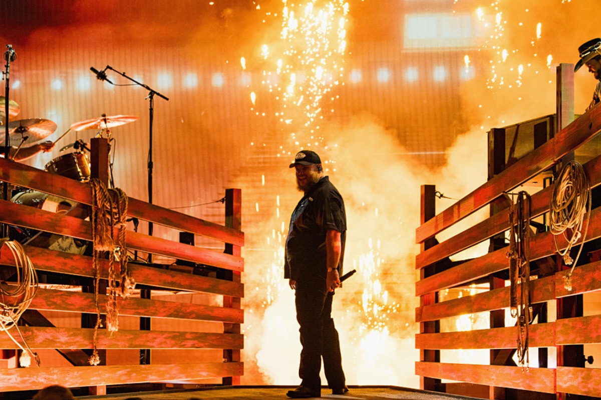 a-list-country-star-reveals-12-city-stadium-tour