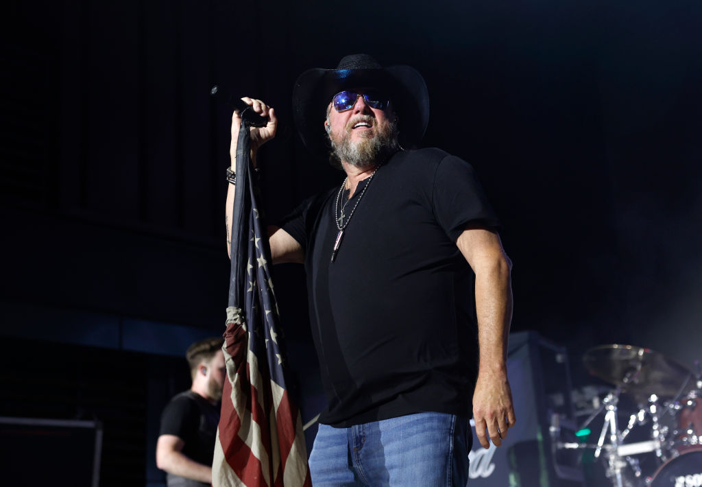 country-singer-had-to-be-pulled-through-a-windshield-after-scary-bus-crash
