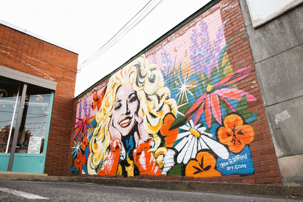 dolly-parton-mural