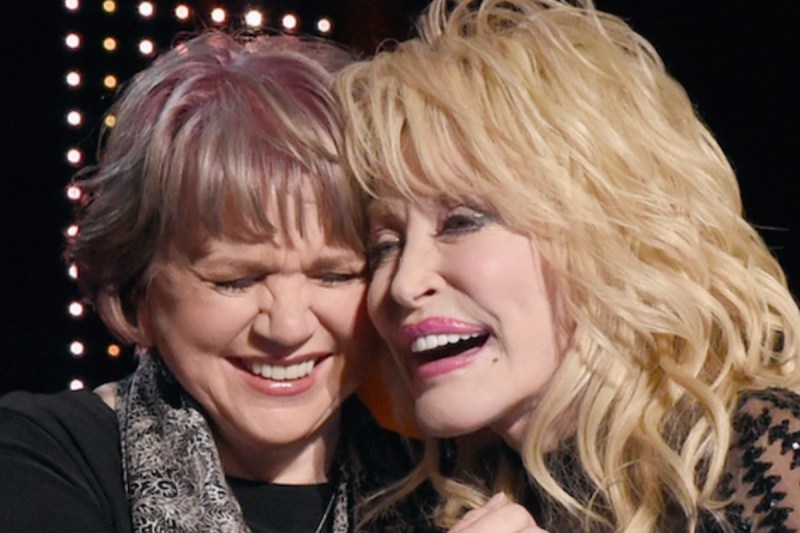 linda-ronstadt-makes-rare-public-comment-to-remember-dolly-parton