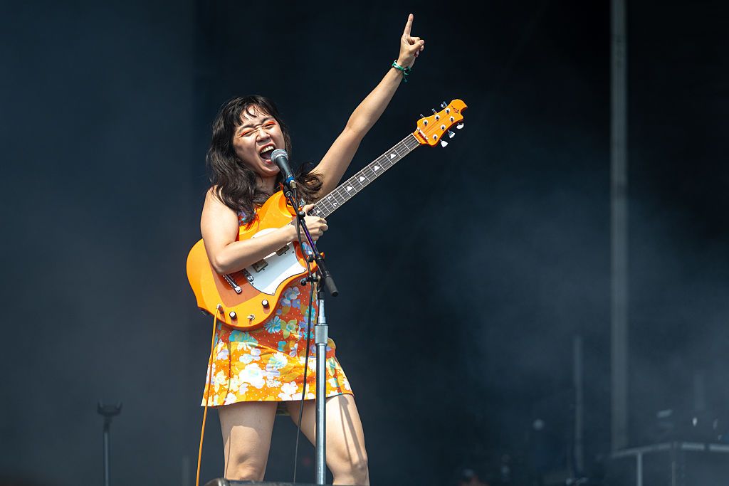 rock-star-throws-guitar-into-crowd-injures-fan