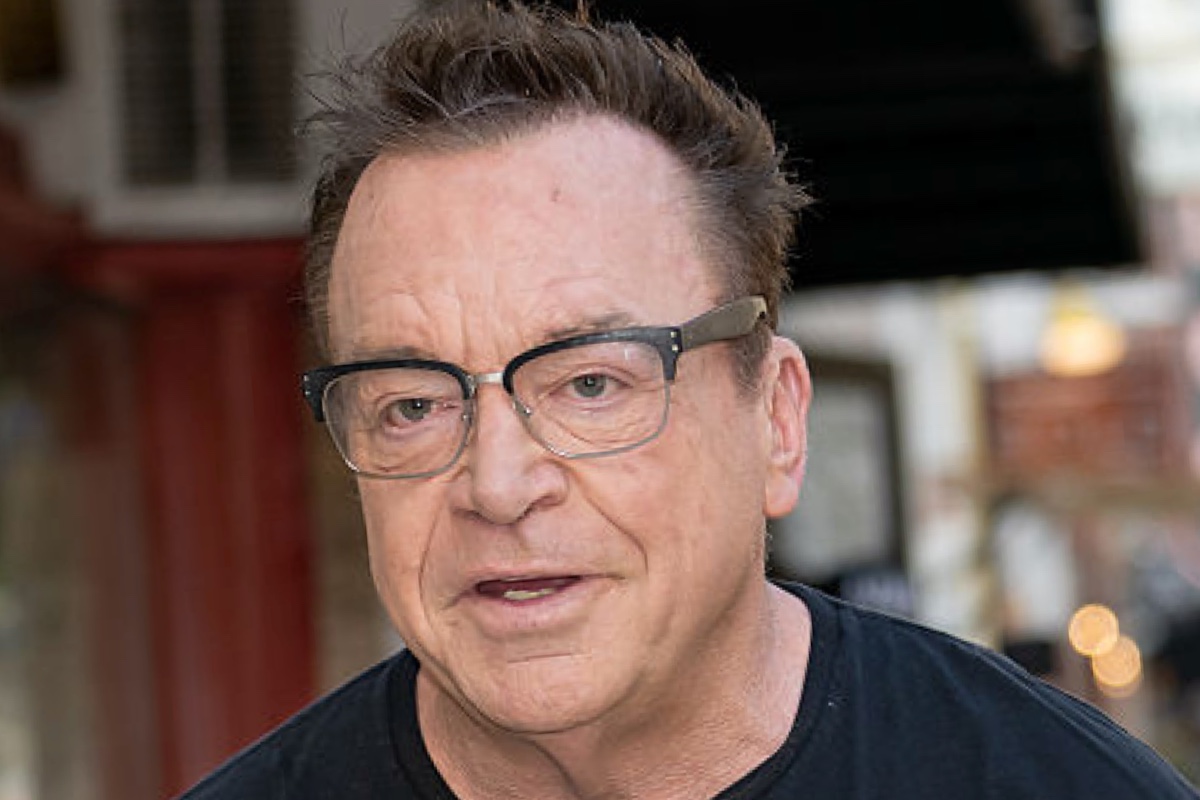 tom-arnold-now-using-a-walker-after-serious-injury
