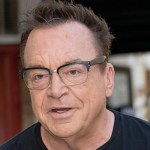 tom-arnold-now-using-a-walker-after-serious-injury