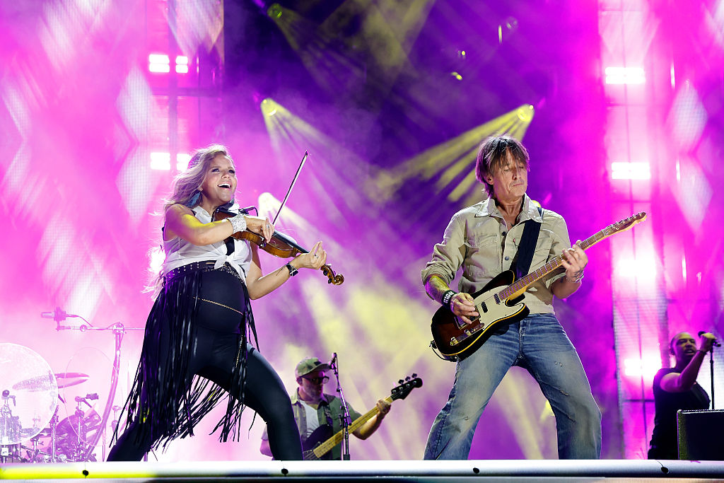 watch-country-star-performs-with-keith-urban-while-8-months-pregnant-and-shes-incredible