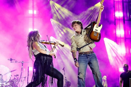 watch-country-star-performs-with-keith-urban-while-8-months-pregnant-and-shes-incredible