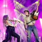 watch-country-star-performs-with-keith-urban-while-8-months-pregnant-and-shes-incredible