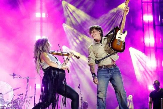 watch-country-star-performs-with-keith-urban-while-8-months-pregnant-and-shes-incredible