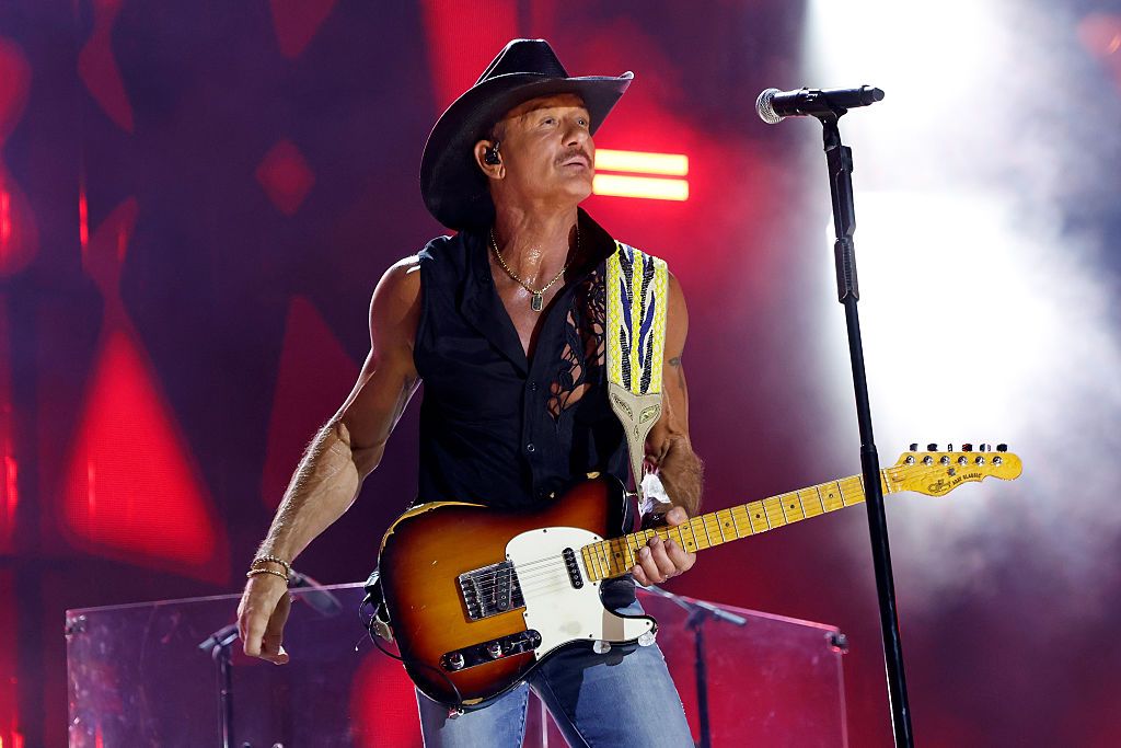 watch-tim-mcgraw-suffers-hard-onstage-fall-midsong-performs