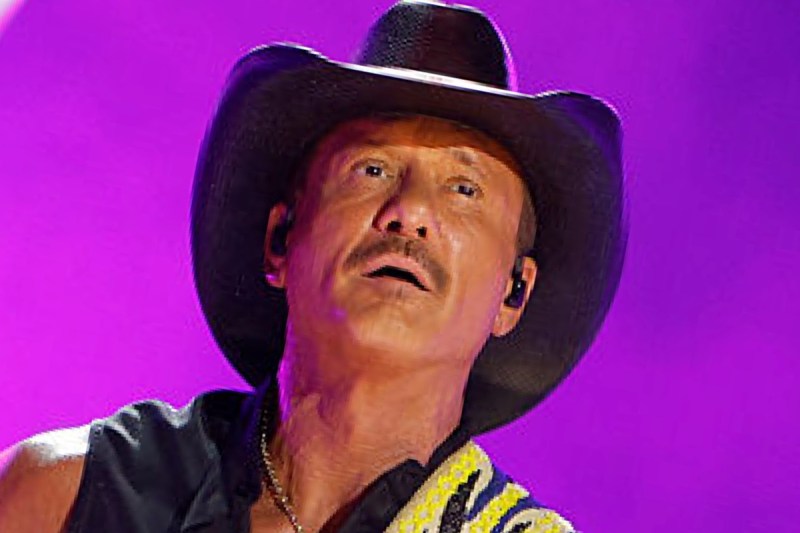 watch-tim-mcgraw-suffers-hard-onstage-fall-midsong
