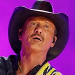 watch-tim-mcgraw-suffers-hard-onstage-fall-midsong