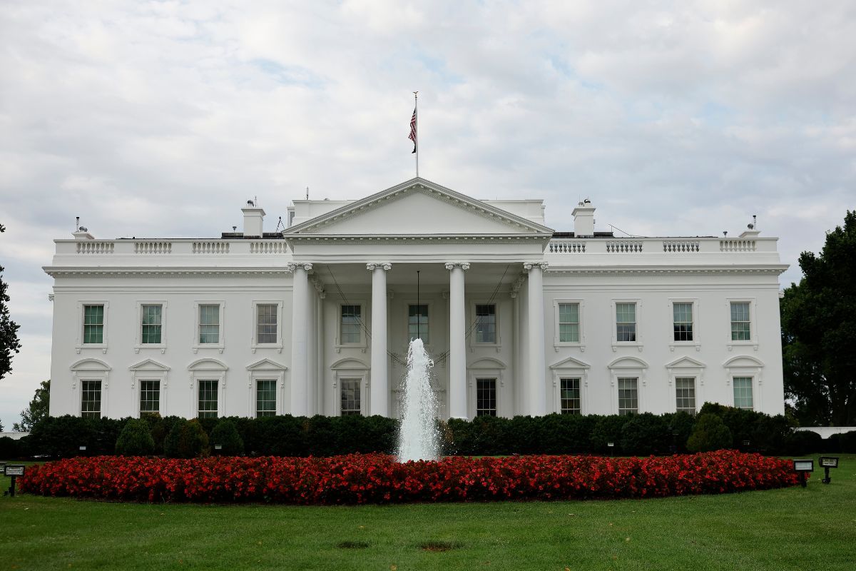 white-house-attacks-cnn-reporter-after-she-questions-president-trump-about-aide