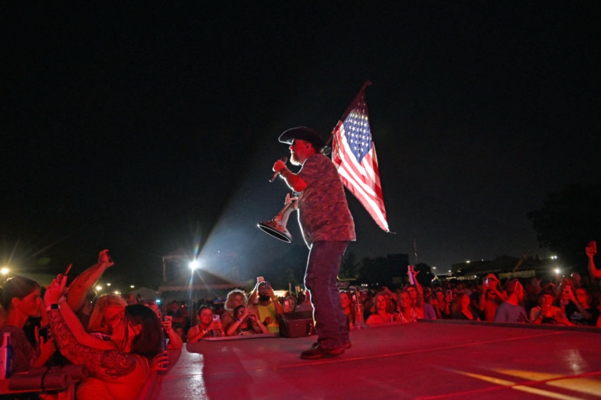 fan-favorite-country-music-stars-injuries-more-extensive-than-expected-after-bus-crash
