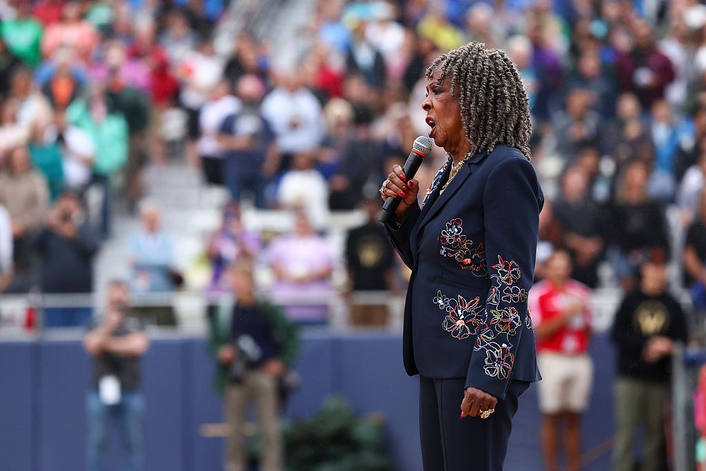 motown-icons-national-anthem-performance-goes-terribly-wrong-reeves